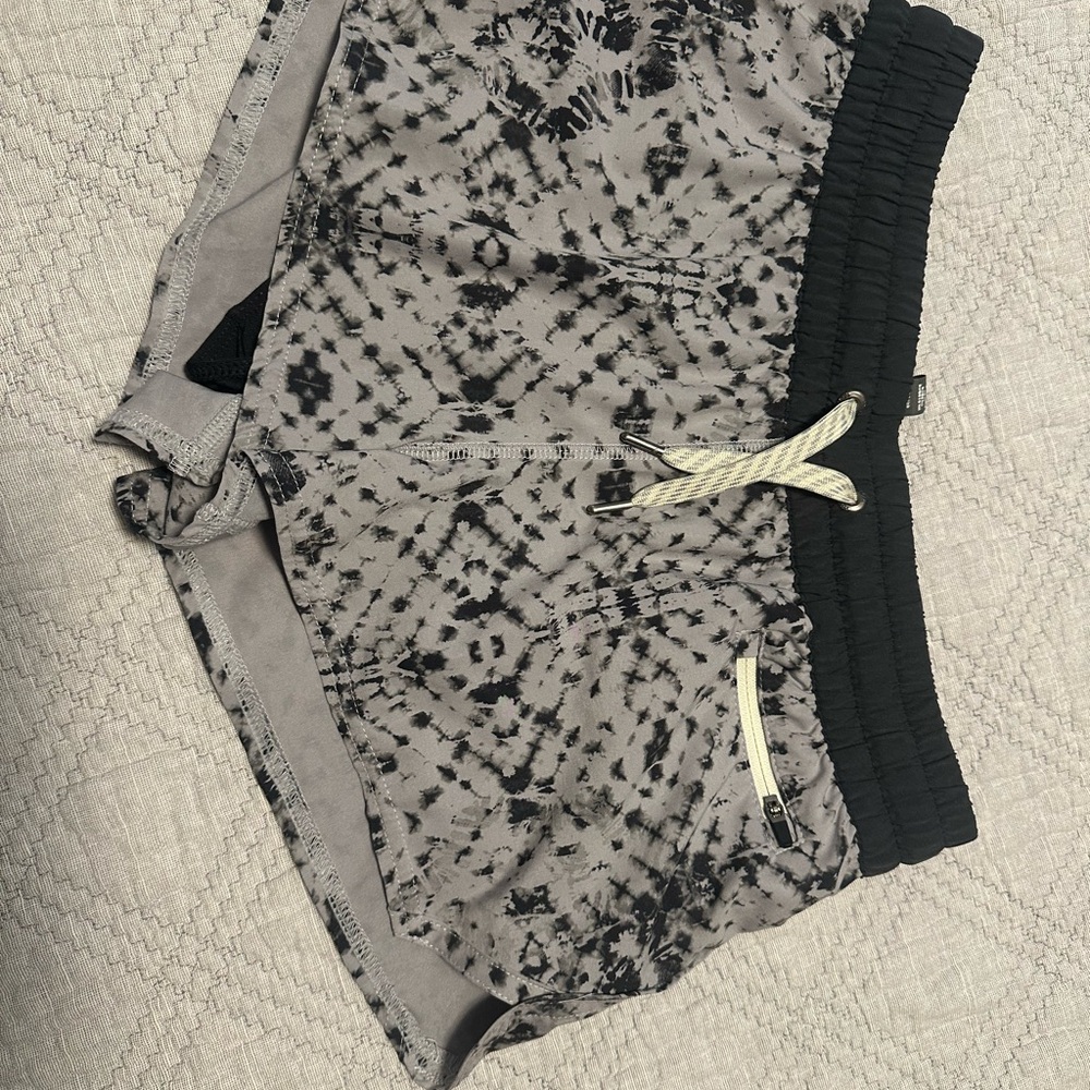 Vuori Black and Grey Clementine Short, 2.5, Size S